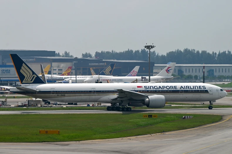 Máy bay của Hãng hàng không Singapore Airlines tại sân bay Singapore Changi của Singapore. (Ảnh: AFP/TTXVN)