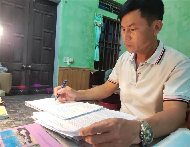 Ông Nguyễn Duy Lam, thí sinh lớn tuổi nhất tại Thái Bình trong Kỳ thi Tốt nghiệp Trung học Phổ thông, tranh thủ ôn tập. (Ảnh: TTXVN phát)