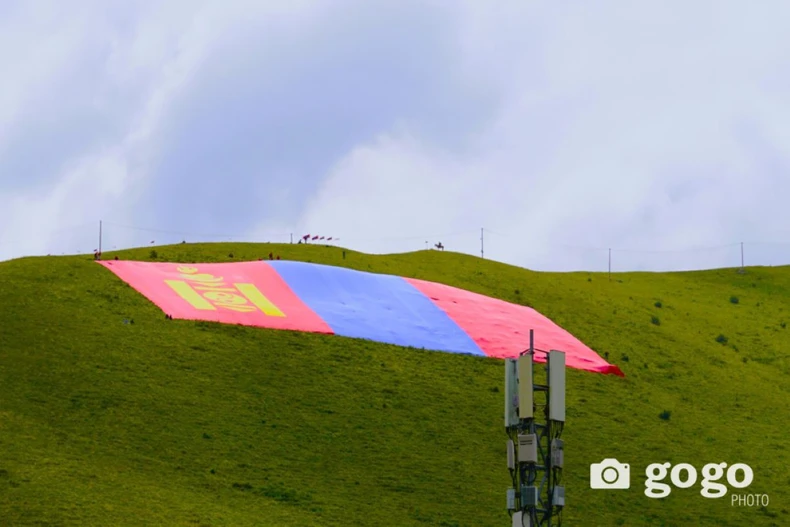 Lá quốc kỳ đặc biệt có diện tích 4.160m2, đang được kéo căng tại núi Bogd Khan. (Nguồn: gogo)
