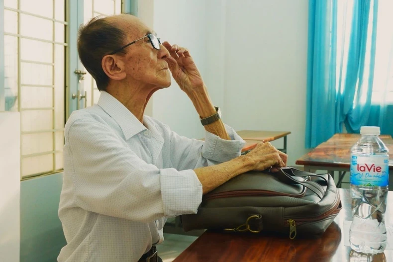 Ông Nguyễn Tấn Thành chăm chú nghe các hướng dẫn của cán bộ coi thi. (Ảnh: Ánh Tuyết/TTXVN)