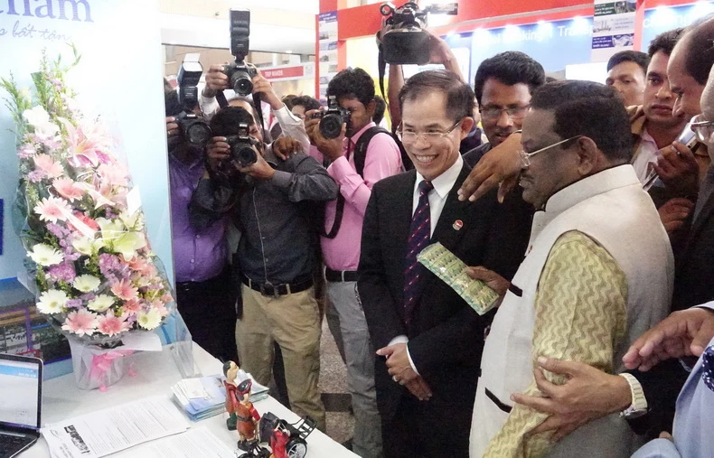 Bộ trưởng Hàng không dân dụng và Du lịch Bangladesh A.K.M. Shajahan Kamal tới tham quan gian hàng Việt Nam. (Nguồn: Đại sứ quán Việt Nam tại Bangladesh)