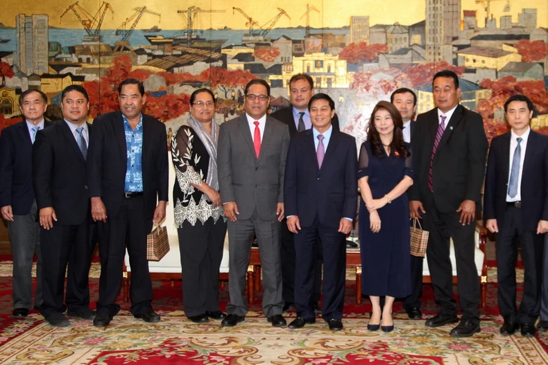 Chủ tịch Quốc hội Liên bang Micronesia Wesley W.Simina và Chủ tịch Ủy ban nhân dân thành phố Hải Phòng Nguyễn Văn Tùng cùng các đại biểu chụp ảnh chung. (Ảnh: Minh Thu/TTXVN)