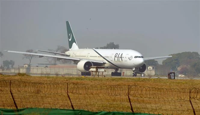 Máy bay của hãng hàng không quốc tế Pakistan (PIA) tại sân bay ở Islamabad, Pakistan. (Ảnh: AFP/TTXVN)