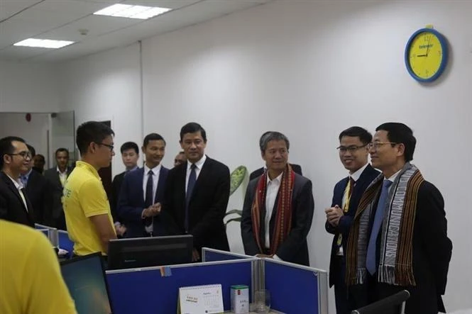 Bộ trưởng Bộ Thông tin và Truyền thông Nguyễn Mạnh Hùng thăm trụ sở Công ty viễn thông Viettel Timor. (Ảnh: Phúc Hằng/TTXVN)