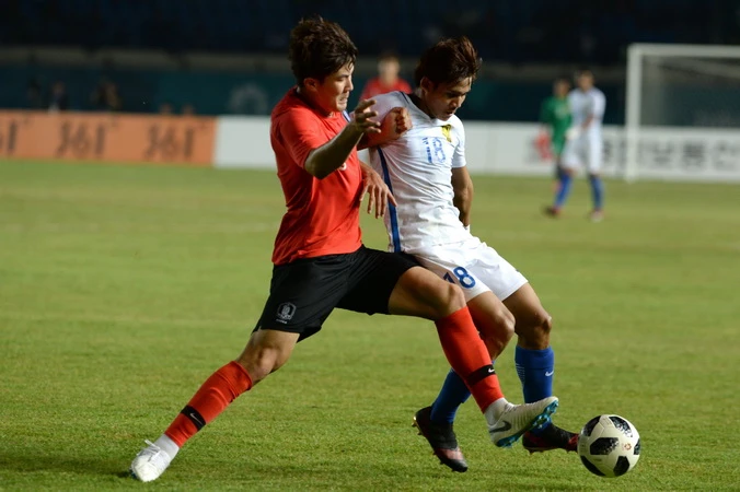  Pha tranh bóng giữa cầu thủ Olympic Hàn Quốc Kim Minjae (trái) với Muhammad Akhyar Abdul Rashid của Olympic Malaysia trong trận đấu bảng E, ASIAD 2018 diễn ra ở Bandung, Indonesia ngày 17/8. (Ảnh: THX/TTXVN)