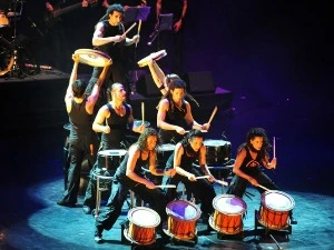 Kinh ngạc “Vũ điệu của trống" làm từ… vật liệu tái chế 