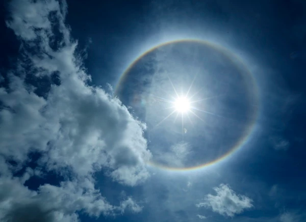 Quầng mặt trời xuất hiện tại tỉnh Điện Biên. (Ảnh: Xuân Tư/TTXVN)