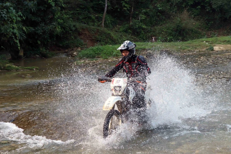 [Photo] Các tay đua môtô địa hình tranh tài tại đường đua ở Sơn La