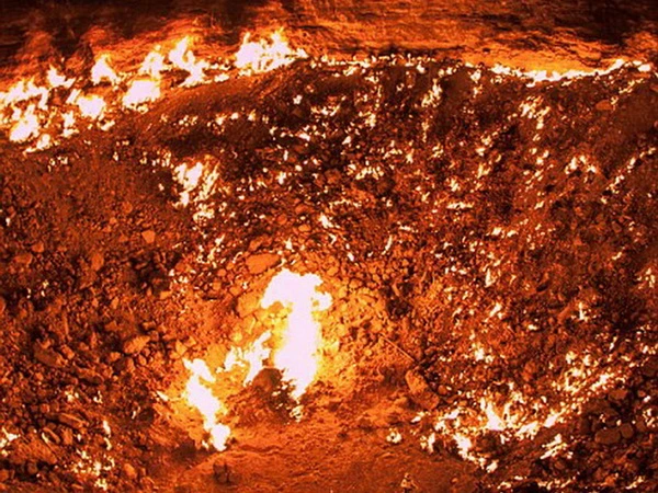[Photo] Thám hiểm “cổng địa ngục” cháy rừng rực ở Turkmenistan