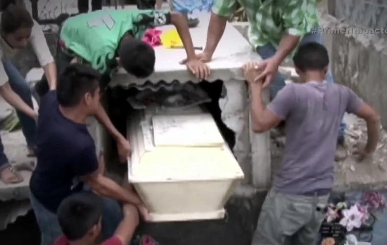 Các thành viên trong gia đình Neysi cố gắng đưa cô ra ngoài khi nghe thấy tiếng kêu cứu. (Nguồn: YouTube)