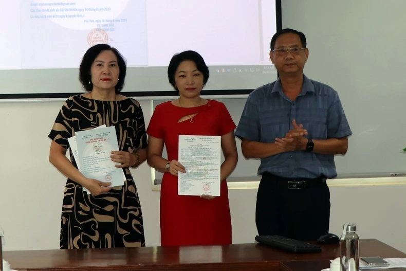 Cấp Giấy Chứng nhận Quyền Sử dụng Chỉ dẫn Địa lý Ngọc Linh cho sản phẩm sâm củ của Công ty Cổ phần Sâm Ngọc Linh Kon Tum và Công ty Cổ phần Sâm Ngọc Linh Tu Mơ Rông Kon Tum. (Ảnh: Cao Nguyên/TTXVN)