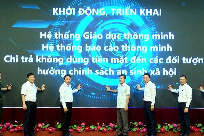 Phó Chủ tịch Ủy ban Nhân dân tỉnh Yên Bái Ngô Hạnh Phúc cùng các đại biểu khởi động, triển khai các tiện ích giáo dục thông minh, không dùng tiền mặt cho các đối tượng chính sách trên địa bàn tỉnh. (Ảnh: TTXVN phát)