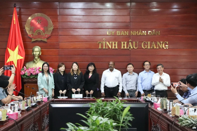 Chủ tịch UBND tỉnh Hậu Giang Đồng Văn Thanh chụp ảnh cùng đại diện các doanh nghiệp Singapore. (Ảnh: Hồng Thái/TTXVN)