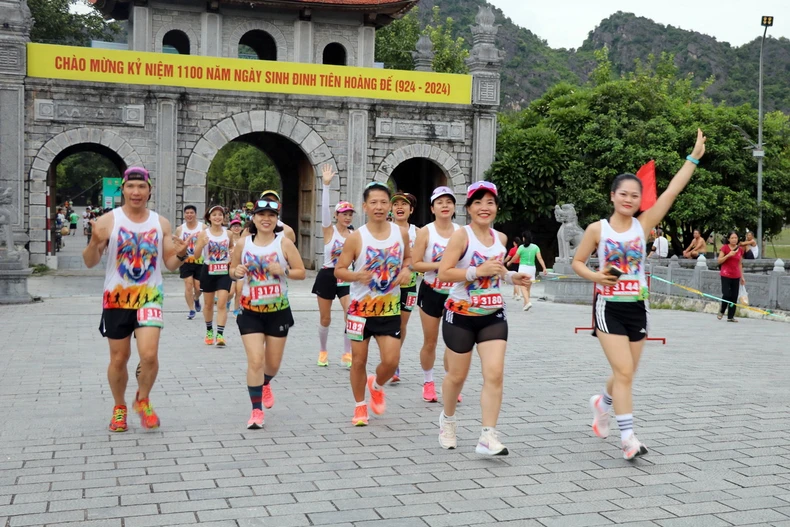 Các vận động viên tham gia Giải chạy “Hoa Lư Marathon 2024 - Miền đất di sản thiên niên kỷ”. (Ảnh: Thùy Dung/ TTXVN)