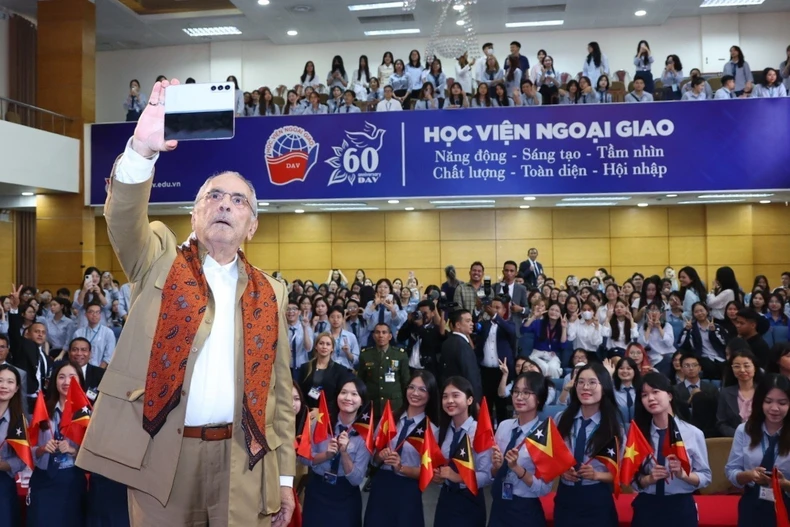 Tổng thống Timor-Leste Jose Ramos-Horta chụp ảnh selfie với với sinh viên Học viện Ngoại giao. (Ảnh: Văn Điệp/ TTXVN)