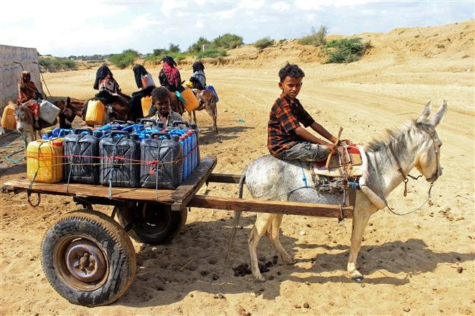 Người dân chờ lấy nước ở Hajjah (Yemen). (Ảnh: AFP/TTXVN)