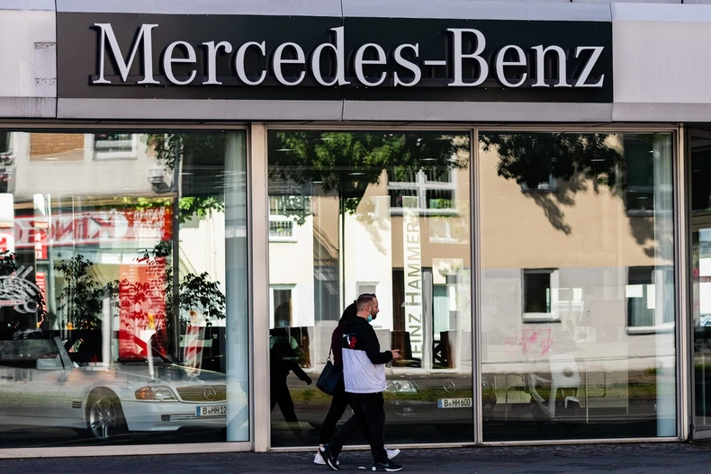 Một cửa hàng của hãng ôtô Mercedes-Benz tại Berlin, Đức. (Ảnh: THX/TTXVN)