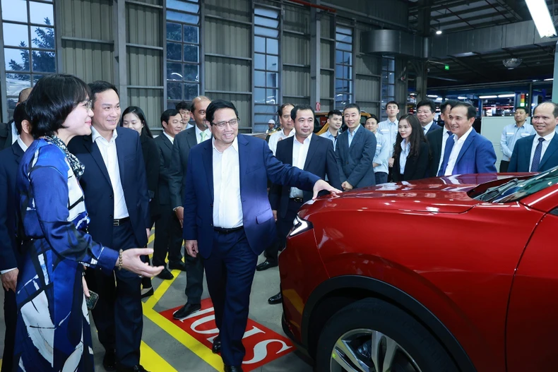 Thủ tướng Phạm Minh Chính thăm dây chuyền sản xuất ôtô tại Hải Dương