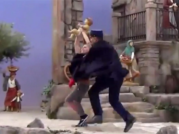 Người phụ nữ cởi trần “bắt cóc” tượng Chúa Jesus ở Vatican