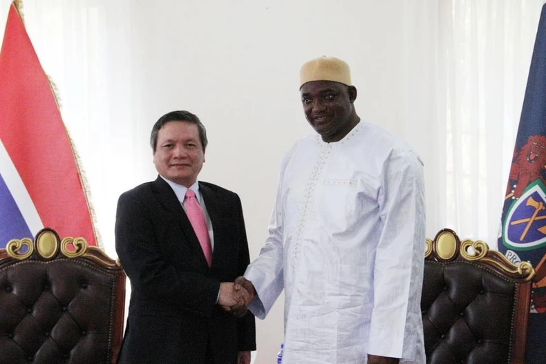 Tổng thống Gambia Adama Barrow và Đại sứ Phạm Quốc Trụ. (Ảnh: TTXVN)