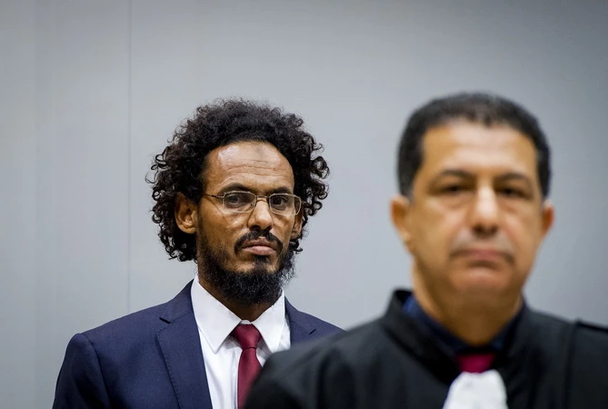 Ahmad al-Faqi al-Mah (trái) tại một phiên tòa của ICC ở Hague, Hà Lan ngày 30/9/2015. (Nguồn: AFP/TTXVN)