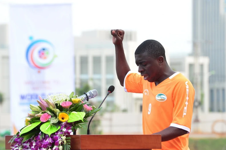 Cầu thủ Noe Chicuate của đội Movitel tuyên thệ tại lễ khai mạc.