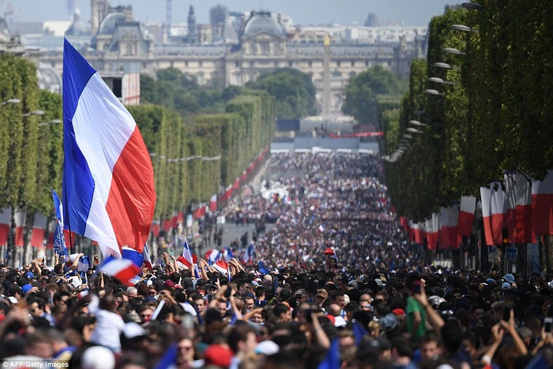 Cận cảnh 'biển người' chào đón nhà vô địch Pháp rước cúp về Paris