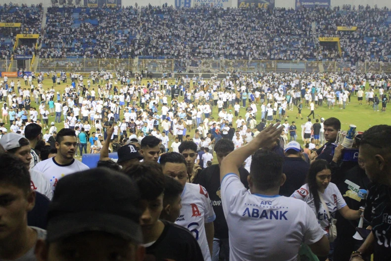 Giải Bóng đá quốc gia El Salvador kết thúc sớm sau thảm kịch giẫm đạp