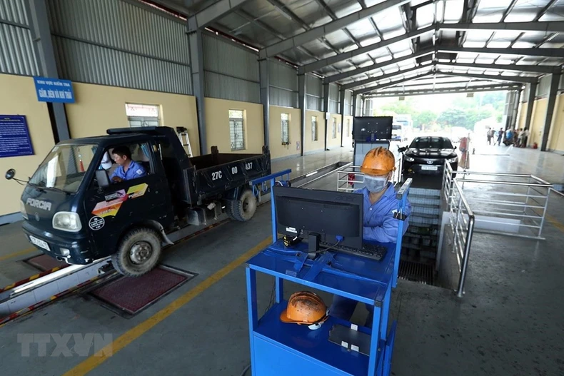 Kiểm tra kỹ thuật của các phương tiện tham gia giao thông. (Ảnh: Phan Tuấn Anh/TTXVN)