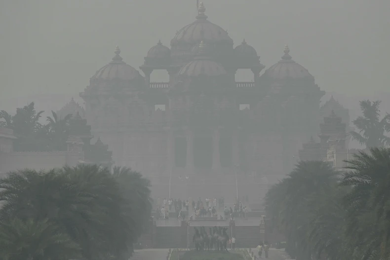Sương mù ô nhiễm bao phủ dày đặc tại New Delhi, Ấn Độ. (Ảnh: AFP/TTXVN)