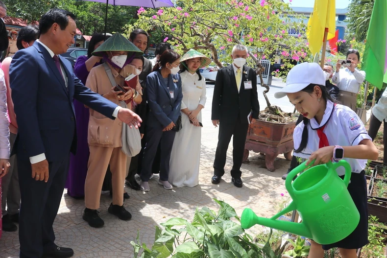 Công chúa Maha Chakri Sirindhorn tham quan vườn rau của học sinh trường Tiểu học Nguyễn Tất Thành. (Ảnh: Thanh Thủy/TTXVN)