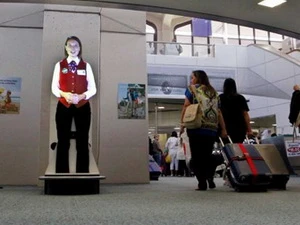 Hình ảnh của nữ nhân viên ba chiều Ava tại sân bay quốc tế Newark Liberty. (Nguồn: AP)