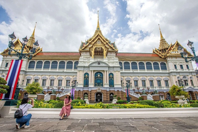 Khách du lịch tham quan Cung điện Hoàng gia Thái Lan ở Bangkok. (Ảnh: THX/TTXVN)