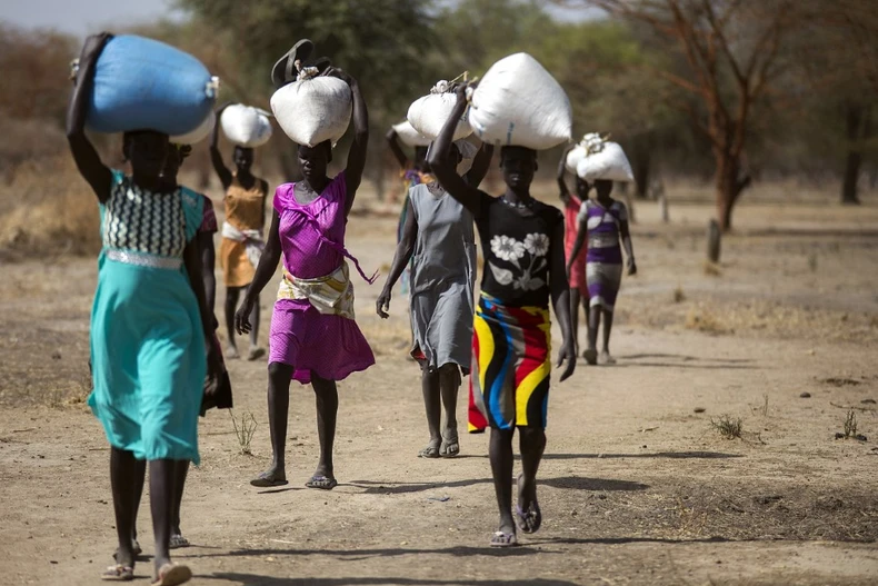 Người dân nhận thực phẩm cứu trợ tại Ngop (Nam Sudan). (Ảnh: AFP/TTXVN)