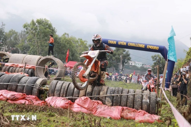 Các vận động viên vượt qua chướng ngại vật nhân tạo với đầy thử thách và mạo hiểm. (Ảnh: Quý Trung/TTXVN)