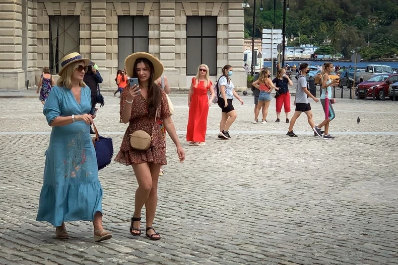 Du khách Nga tham quan Thủ đô La Habana của Cuba. (Ảnh: AFP/TTXVN)