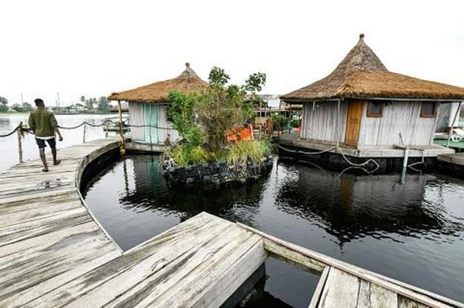 Resort độc đáo được xây dựng trên bè nổi làm từ hơn 700.000 chai, hộp nhựa. (Nguồn: AFP)