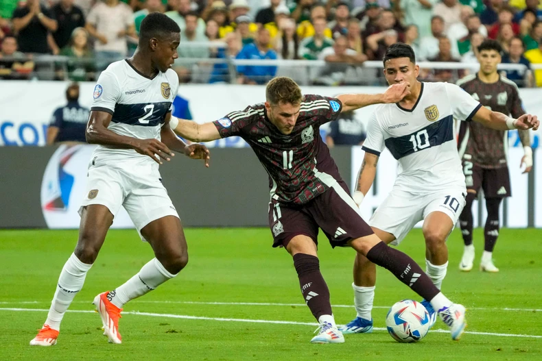 Ecuador (áo trắng) bảo vệ thành công vị trí nhì bảng trước Mexico để thẳng tiến tứ kết Copa America 2024. (Nguồn: AP)