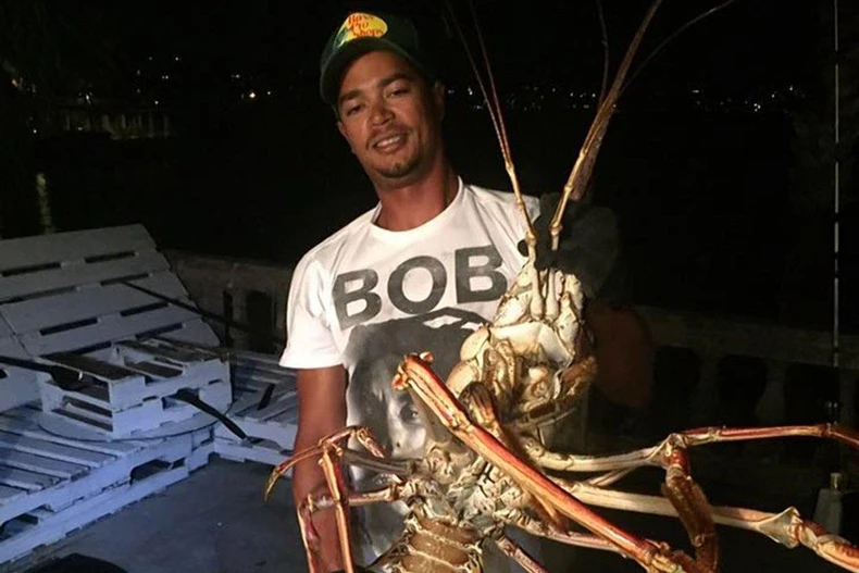 Anh Loescher bên con tôm hùm khổng lồ. (Nguồn: Facebook)