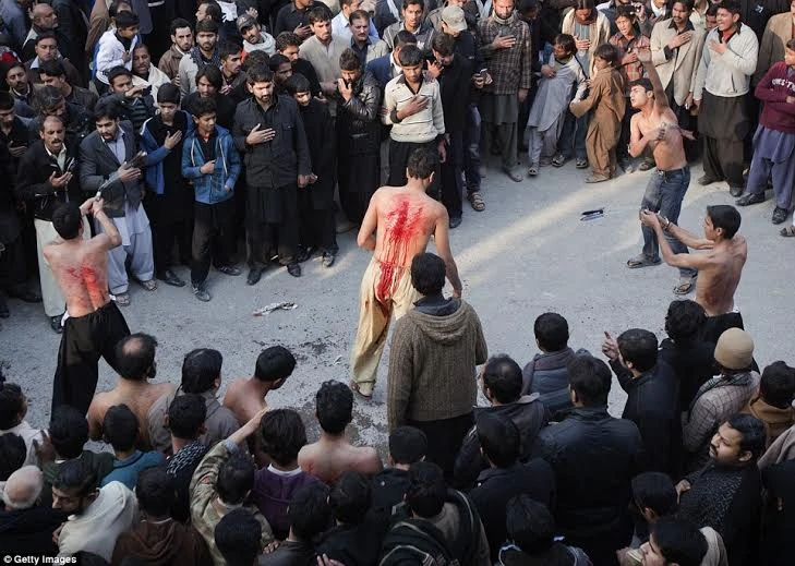 Tự đánh đến bật máu để... vinh danh cháu trai nhà tiên tri Mohammed