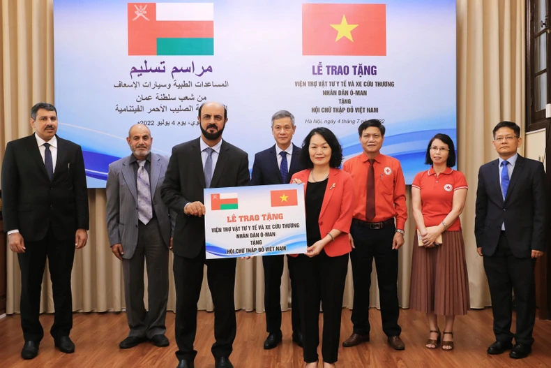 Đại sứ Oman tại Việt Nam Saleh Mohamed Ahmed Al Saqri trao tượng trưng xe cứu thương và vật tư y tế tặng Hội Chữ thập Đỏ Việt Nam. (Ảnh: Lâm Khánh/TTXVN)