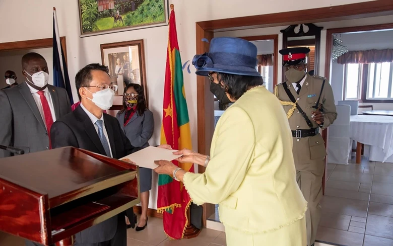 Đại sứ Lê Viết Duyên trình Thư ủy nhiệm lên Tổng Toàn quyền Grenada Cecile La Grenade. (Ảnh: Đại sứ quán Việt Nam tại Venezuela)