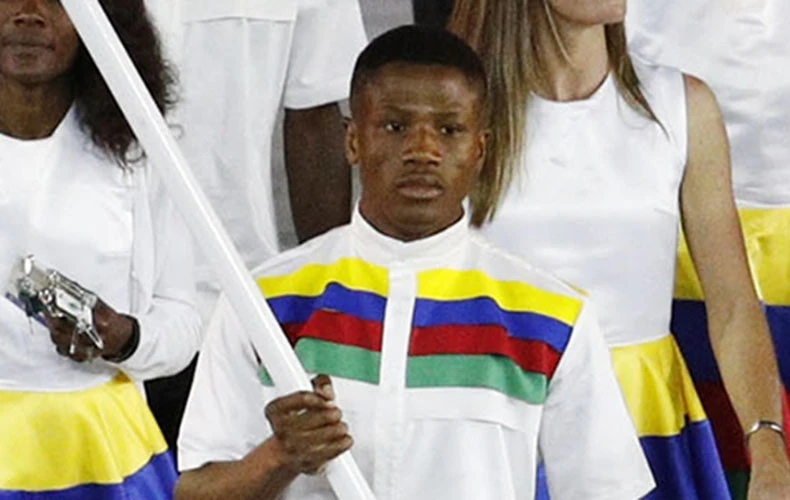 Jonas cầm cờ cho đoàn thể thao Namibia. (Nguồn: Reuters)