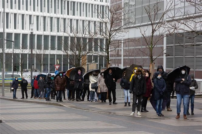 Người dân chờ tiêm vaccine ngừa COVID-19 tại Frankfurt am Main (Đức), ngày 30/11/2021. (Ảnh: AFP/TTXVN)