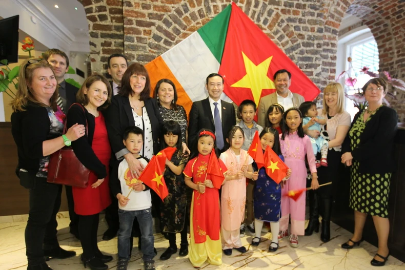 Giữ gìn bản sắc văn hóa trong gia đình Ireland nhận con nuôi Việt