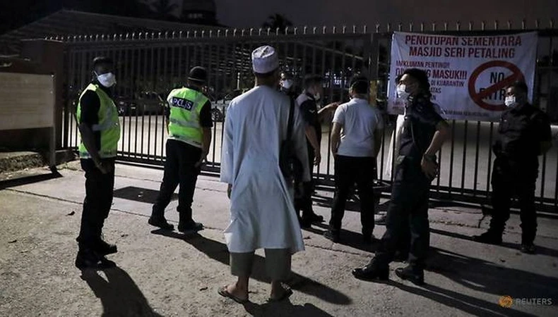 Cảnh sát Malaysia đứng bên ngoài Nhà thờ Hồi giáo Seri Petaling tại Kuala Lumpur, nơi nổi lên như một nguồn lây nhiễm hàng trăm ca bệnh COVID-19 mới trên khắp Đông Nam Á. (Nguồn: Reuters)