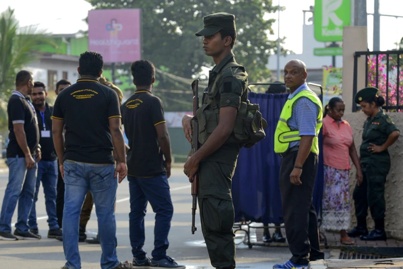 Binh sỹ Sri Lanka gác bên ngoài một nhà thờ ở Colombo ngày 12/5. (Ảnh: AFP/TTXVN)