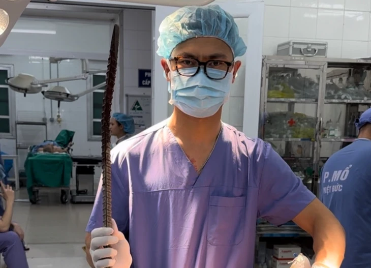 Thanh xà beng nạn nhân bị đâm trúng. (Nguồn: Bệnh viện cung cấp)