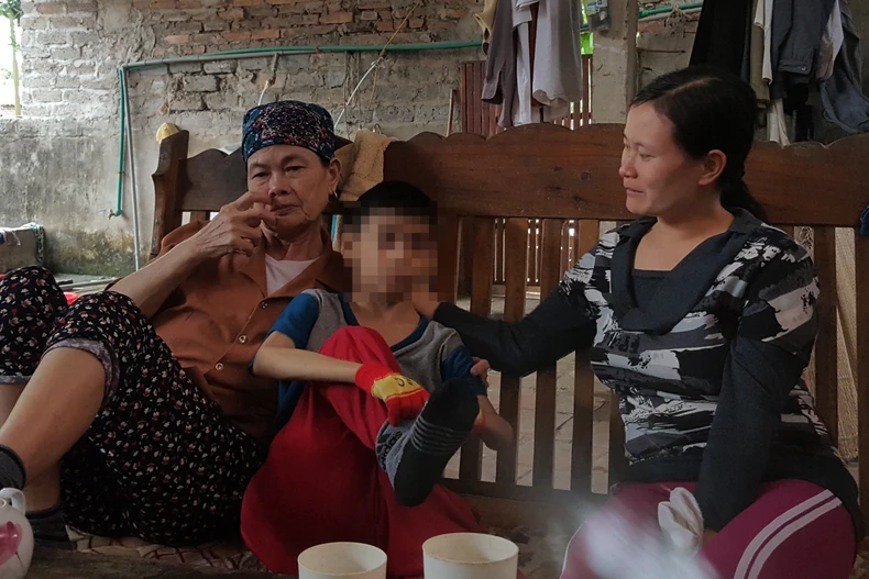 Chị Hồng cùng cháu L.-người con nuôi bất đắc dĩ của mình (Ảnh: PV/Vietnam+) 