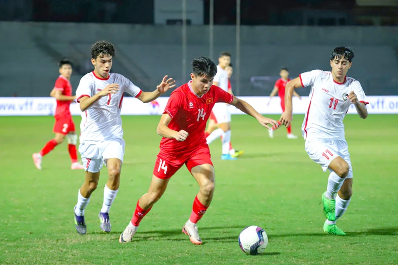 Đội tuyển U20 Việt Nam (áo đỏ) nhận thất bại 0-1 trước U20 Syria ở lượt trận cuối vòng bảng Vòng loại U20 châu Á 2025. (Ảnh: Việt Anh/Vietnam+)